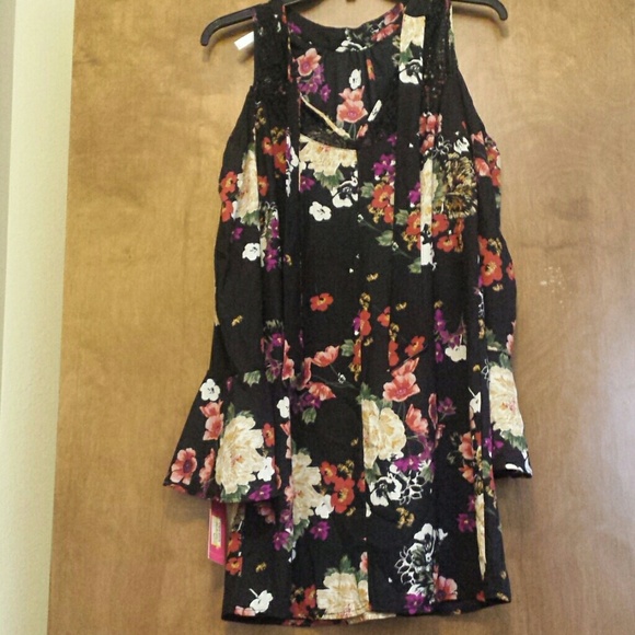 Shoulder less dress - Picture 1 of 1